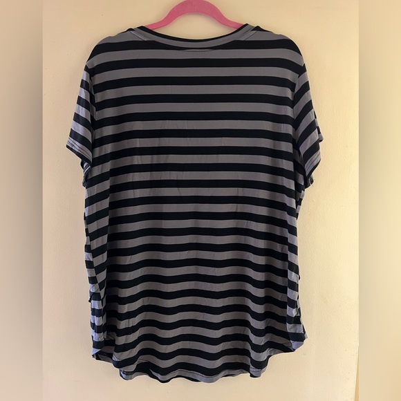 2 Latched Mama striped boyfriend nursing tees - Picture 5 of 8